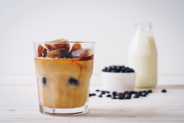 ahşap masa üzerinde sütlü kahve buz küpleri