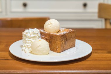 vanilyalı dondurma ve çırpılmış krema ile bal tost