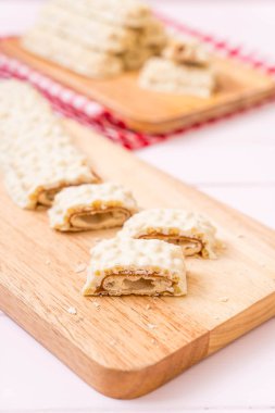 beyaz çikolata karamel ve gevrek gevrek ahşap bar ile