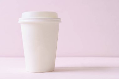 Kağıt ahşap arka plan üzerinde paket servisi olan restoran kahve fincan