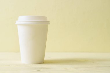 Kağıt ahşap arka plan üzerinde paket servisi olan restoran kahve fincan