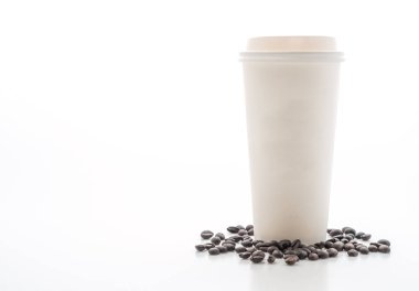 Kağıt bardak beyaz arka plan üzerinde izole paket servisi olan restoran kahve