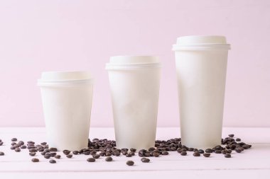 Kağıt ahşap arka plan üzerinde paket servisi olan restoran kahve fincan