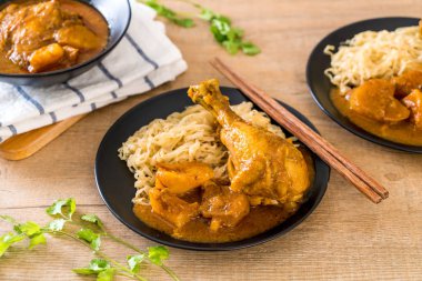 Şehriye - Asya gıda tarzı ile tavuk Massaman köri hamur