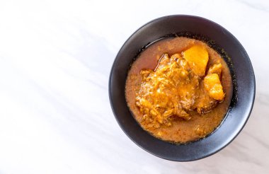 Şehriye - Asya gıda tarzı ile tavuk Massaman köri hamur