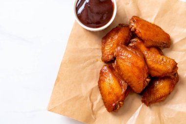 Barbekü tavuk kanadı sosu ile