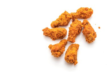 Beyaz arka plan üzerinde izole kızarmış baharatlı tavuk kanadı