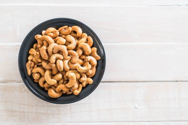 Kavrulmuş kaju fıstığı kasede