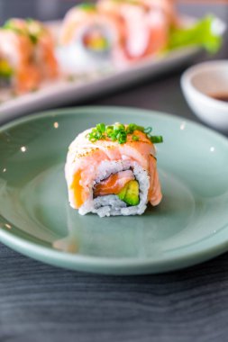 ızgara somon suşi roll - Japon gıda tarzı