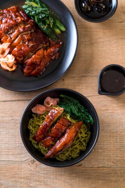 sebze erişte - Asya gıda tarzı ile kızarmış ördek