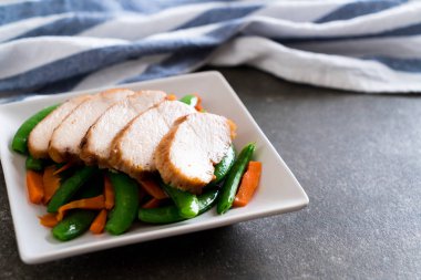 Yeşil bezelye ve havuç tablo ile ızgara tavuk