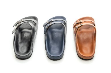 Erkekler beyaz arka plan üzerinde izole sandalet deri