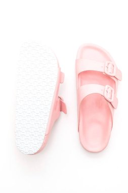 Kadınlar beyaz arka plan üzerinde izole sandalet deri