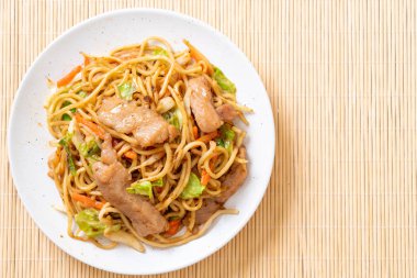 tavada kızartılmış yakisoba noodle pork - Asya gıda tarzı ile