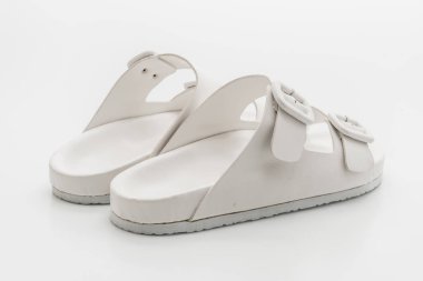 Kadınlar beyaz arka plan üzerinde izole sandalet deri