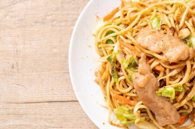 tavada kızartılmış yakisoba noodle pork - Asya gıda tarzı ile