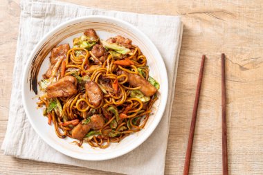 tavada kızartılmış yakisoba noodle pork - Asya gıda tarzı ile