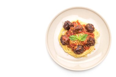 Beyaz arka plan üzerinde izole köfte ile spagetti