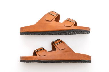 Kadınlar beyaz arka plan üzerinde izole sandalet deri