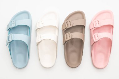 Kadınlar beyaz arka plan üzerinde izole sandalet deri