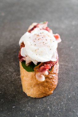 pastırma ve roket kahvaltı için yumurta benedict