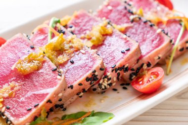 Taze orkinos ile baharatlı salata sosu - ham sağlıklı gıda