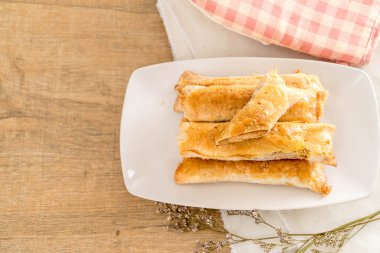 pasta plaka üzerinde kurutulmuş rendelenmiş domuz eti ile sopa