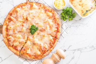 Tablo - İtalyan yemeği stil Hawai pizza