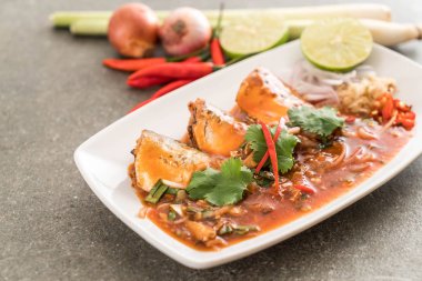 domates soslu baharatlı uskumru salatası