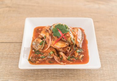 domates soslu baharatlı uskumru salatası