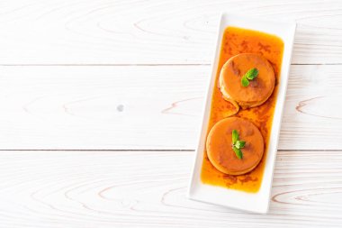 Ev yapımı karamel kremalı puding ahşap arka plan üzerinde