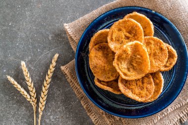 rendelenmiş domuz pirinç kraker ile kurutulmuş