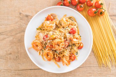 leziz spagetti karides, domates, fesleğen ve peynir - İtalyan gıda tarzı