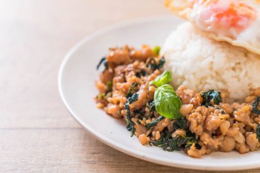 fesleğen pilav ve kızarmış yumurta - Tay geleneksel gıda tarzı ile tavada kızartılmış domuz eti