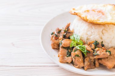 fesleğen pilav ve kızarmış yumurta - Tay geleneksel gıda tarzı ile tavada kızartılmış domuz eti