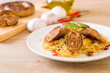 Sai Aua (Notrhern Tay acılı sosis) - Fusion gıda tarzı ile tavada kızartılmış spagetti