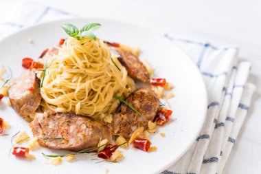 Sai Aua (Notrhern Tay acılı sosis) - Fusion gıda tarzı ile tavada kızartılmış spagetti