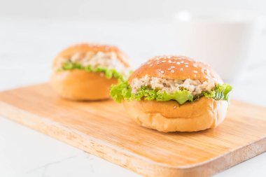 ton balığı mini hamburger masada