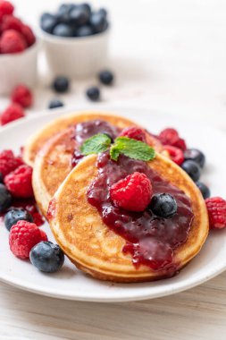 Taze ahududu ve yabanmersinli gözleme.