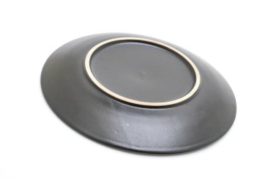 boş siyah plaka ve beyaz arka plan üzerinde izole kase