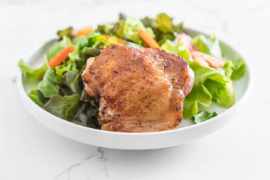 ızgara tavuk biftek tabakta sebze salatası ile