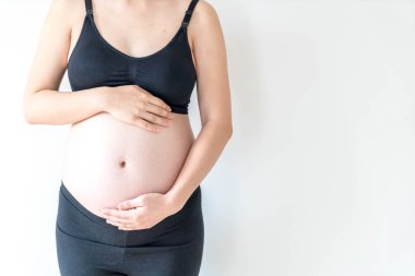 Karın hamile kadının elleri - vintage filtre stili ile seçici odak noktası