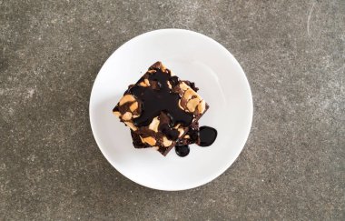 Masanın üzerine çikolata soslu çikolatalı kek