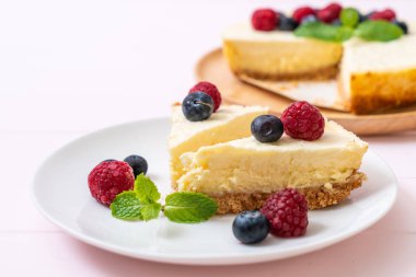 Ev yapımı cheesecake taze ahududu ve yaban mersini ile