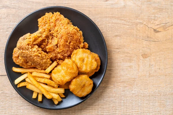 Kızarmış tavuk, patates kızartması ve nugget yemeği. Abur cubur ve sağlıksız yemek.