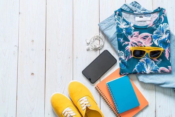 Gezgin, yaz tatili ahşap arka plan üzerinde erkek casual kıyafetler