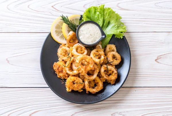 Kızarmış squids ve ahtapot (kalamar) soslu - sağlıksız gıdalar