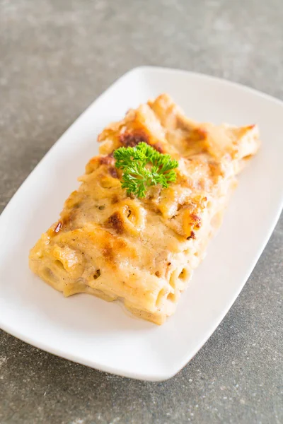 Penne makarna peynir ve jambon - İtalyan yemeği tarzı ile pişmiş