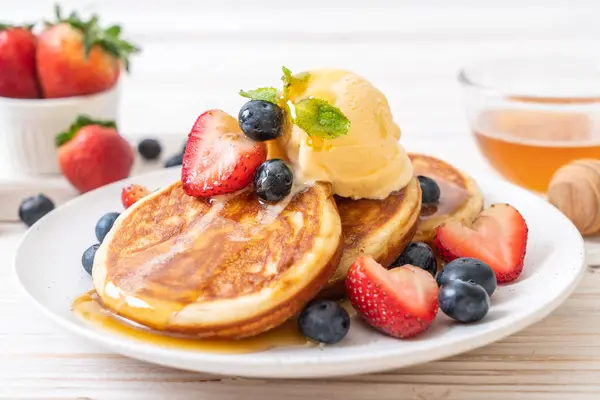 Yabanmersinli gözleme, çilek, bal ve vanilyalı dondurma.