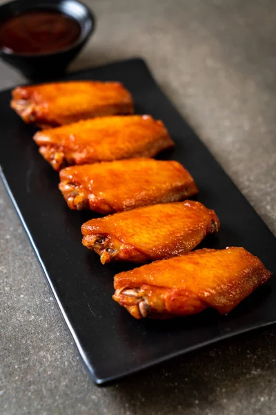 Barbekü tavuk kanadı sosu ile